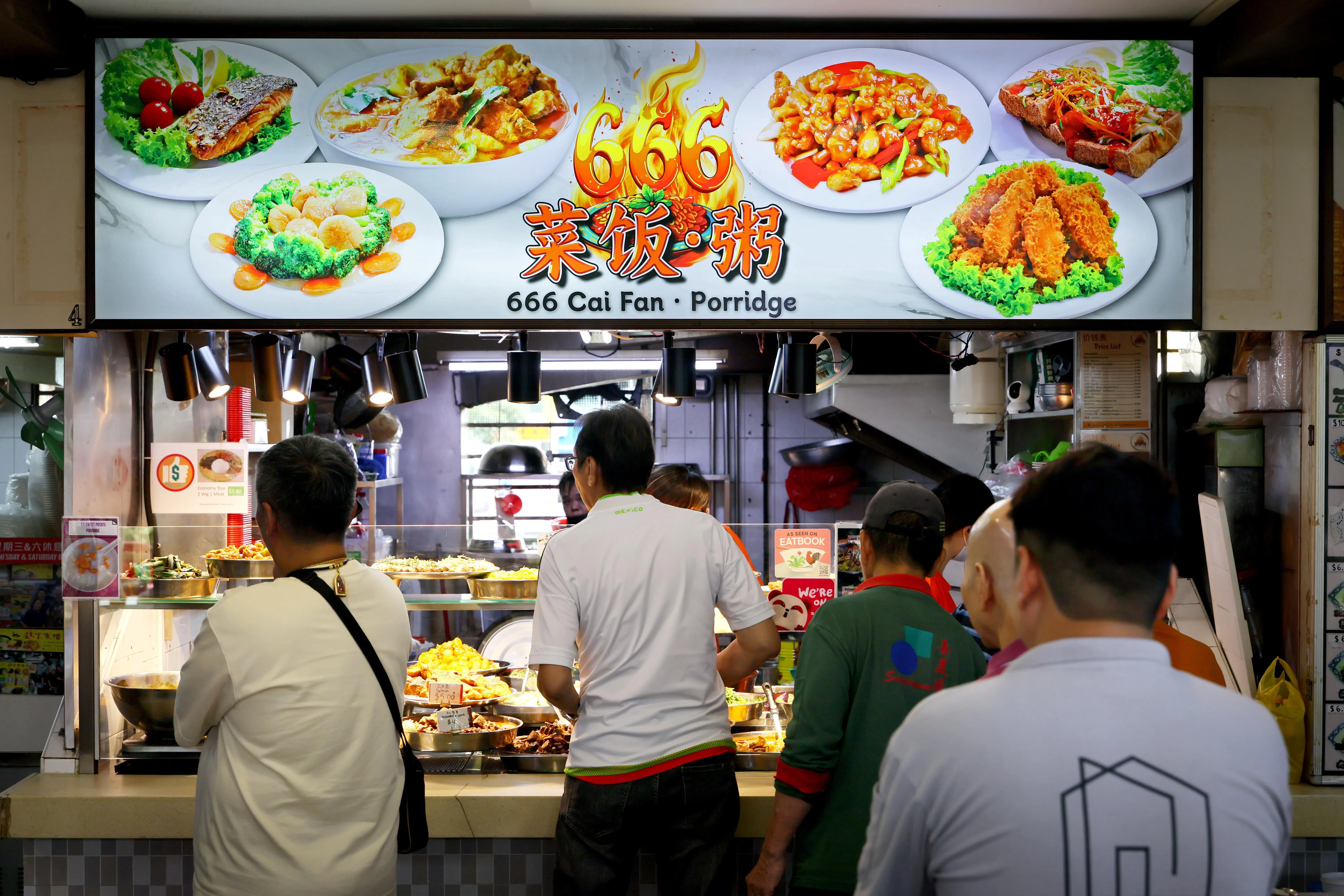 有别于一般菜饭档，666菜饭·粥每周推出用和牛、羊小腿、带子、三文鱼作为食材的高端特色菜。（龙国雄摄）