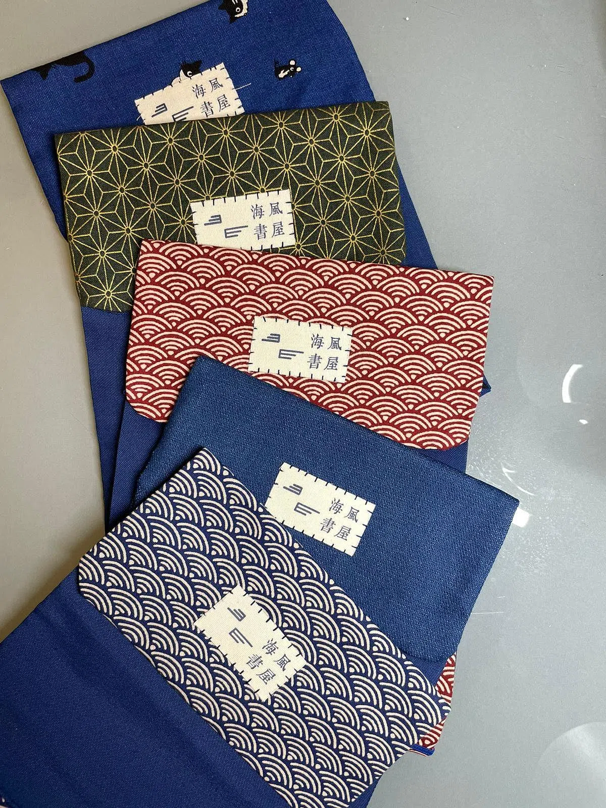 本地海风书店的手制书衣，为爱书穿上气质衣裳。（新文潮出版社提供）