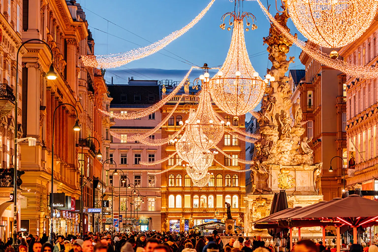 从城堡到咖啡馆，维也纳的浪漫在圣诞灯火下更显梦幻。（Getty Images）