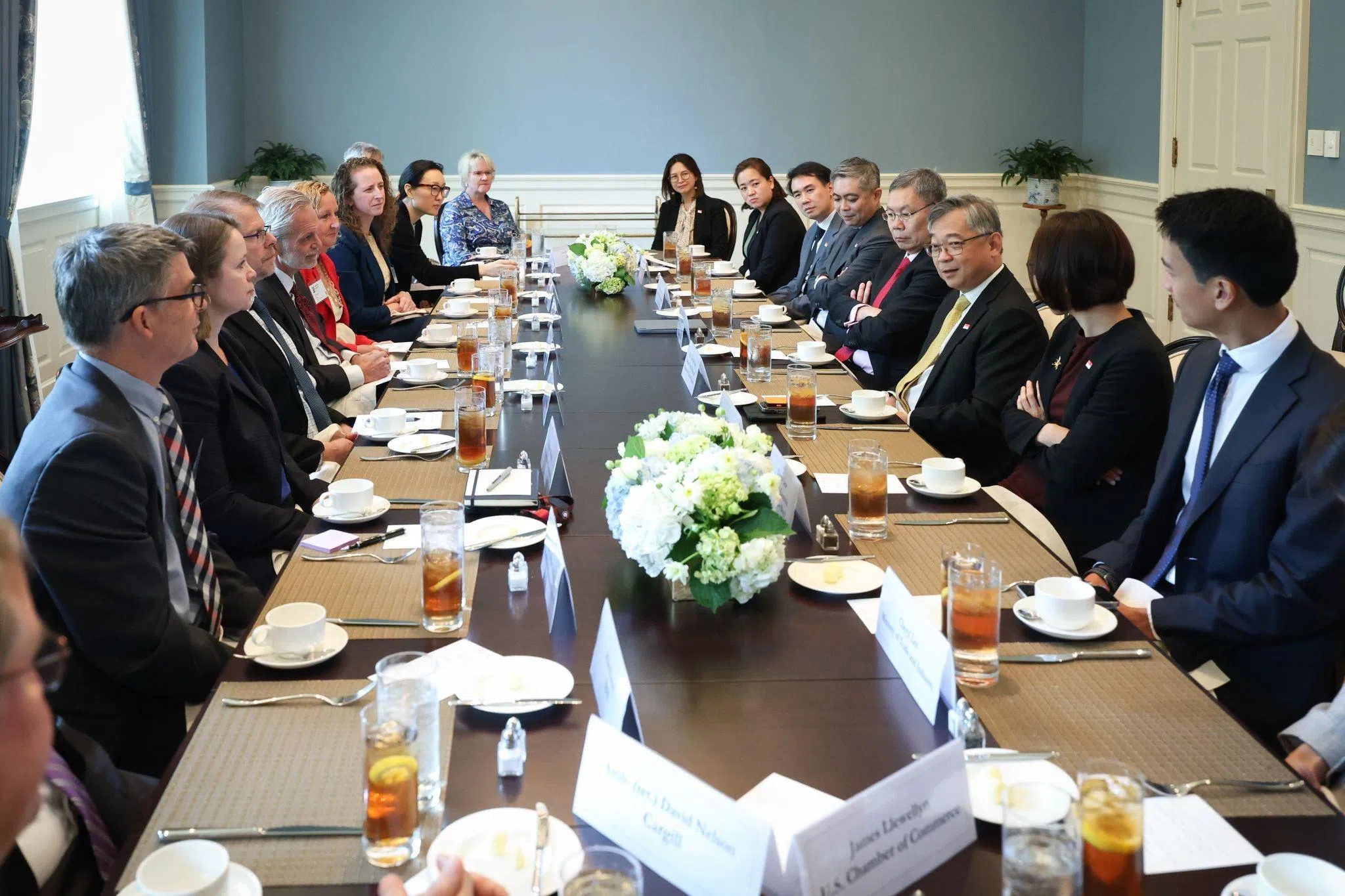 颜金勇（右三）出席美国商会举办的美国企业代表圆桌会议。（取自颜金勇领英、数码发展及新闻部提供）