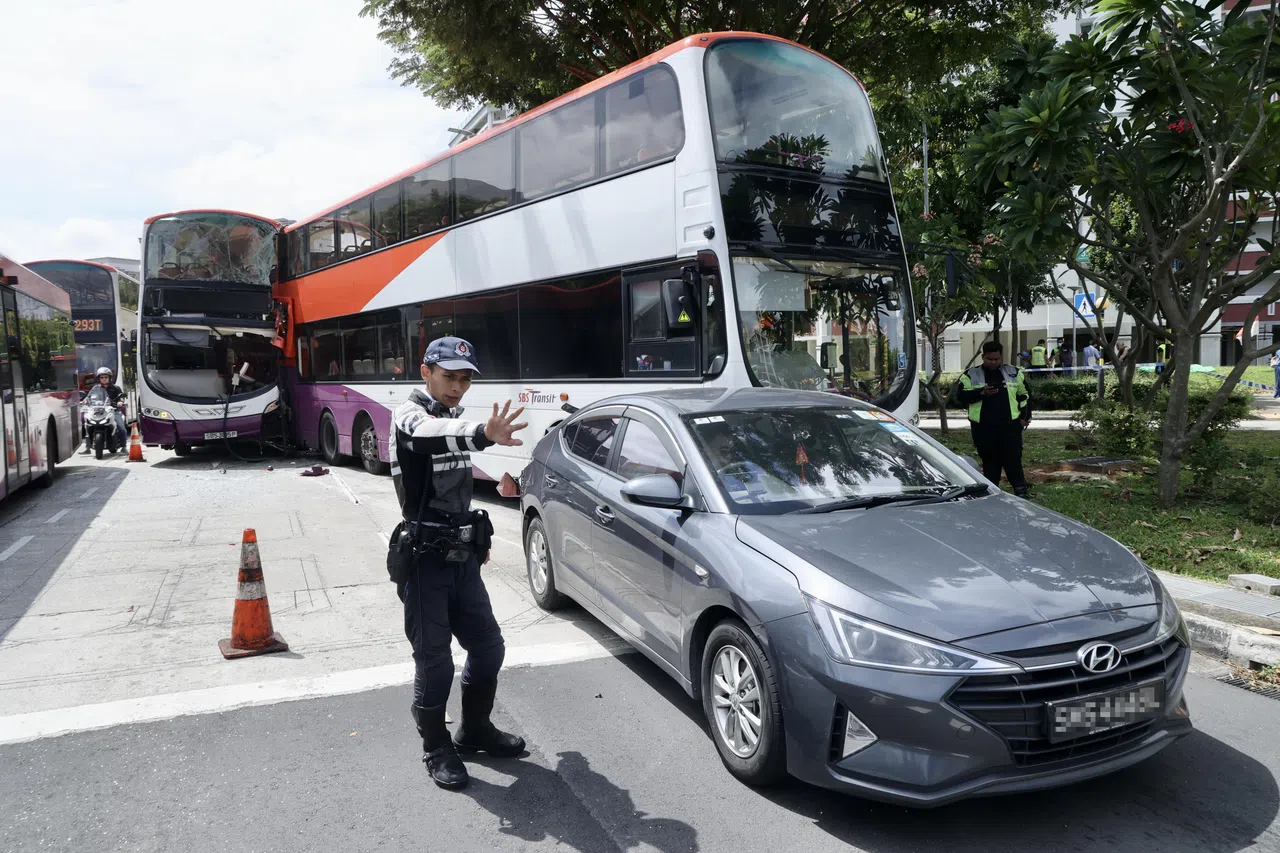 据卓姓私召车司机回忆，民防人员用担架和轮椅，将一些受伤的乘客从巴士上抬出。（邝启聪摄）