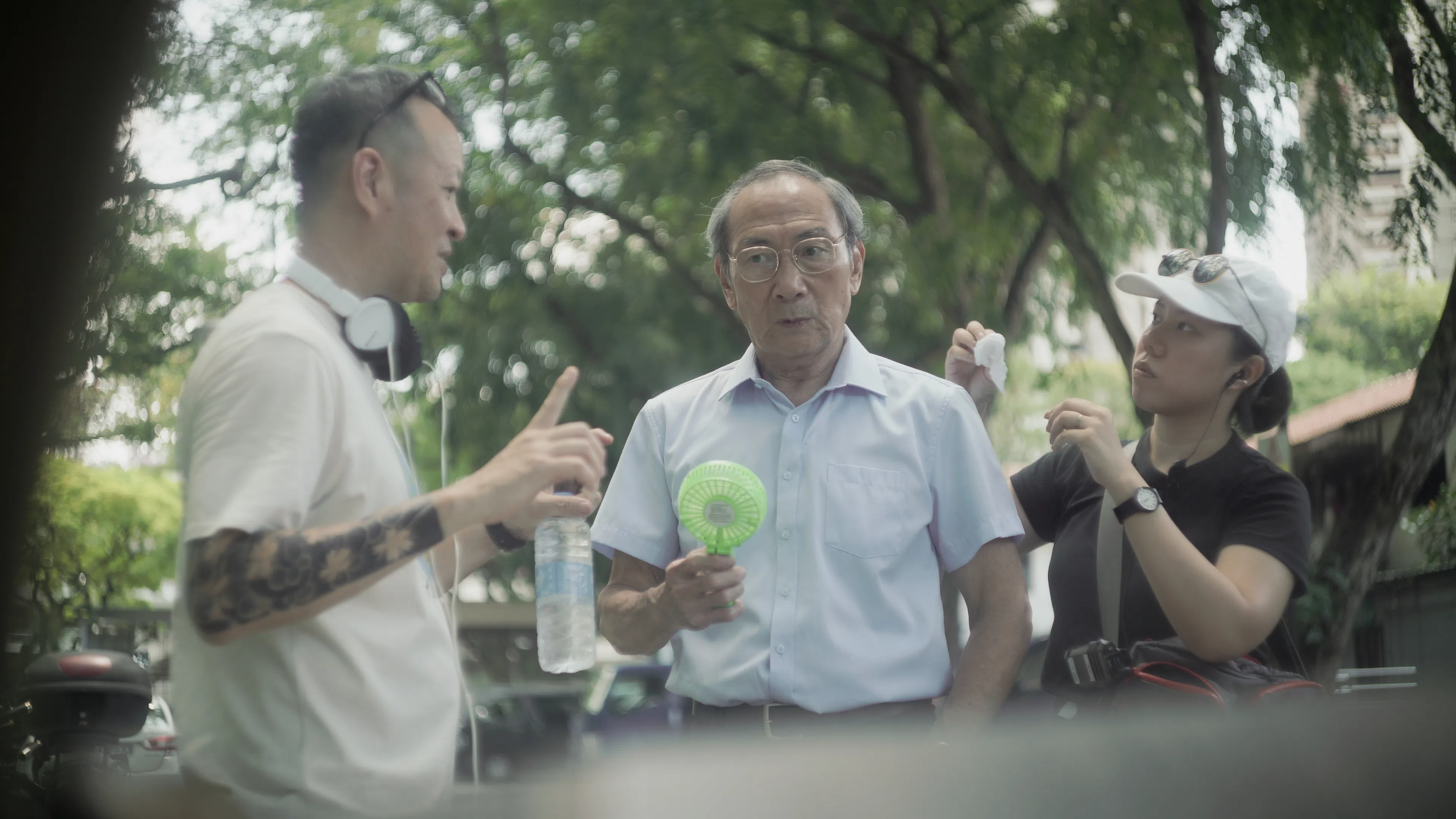 导演甘龙发（左起）、主角林继堂和监制杨织綨在《老破车》片场。（黄韻如提供）