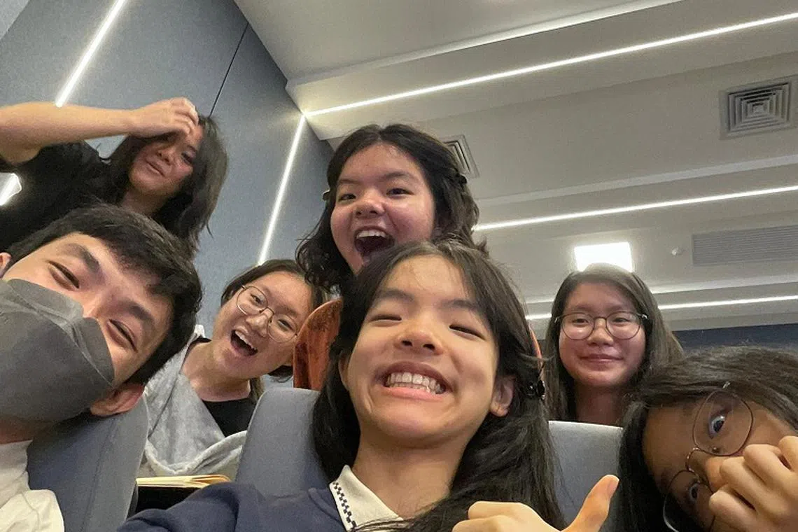 听了一天的讲座，大家仍是精神奕奕。（何陈沁蕊摄）
