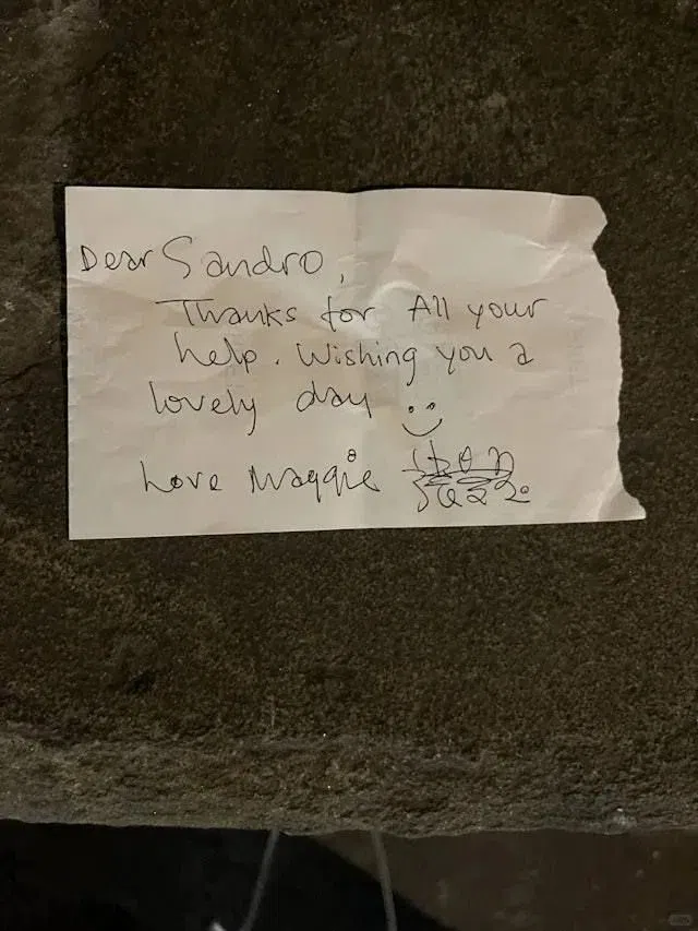 张曼玉留下感谢纸条与亲笔签名送粉丝。（互联网）
