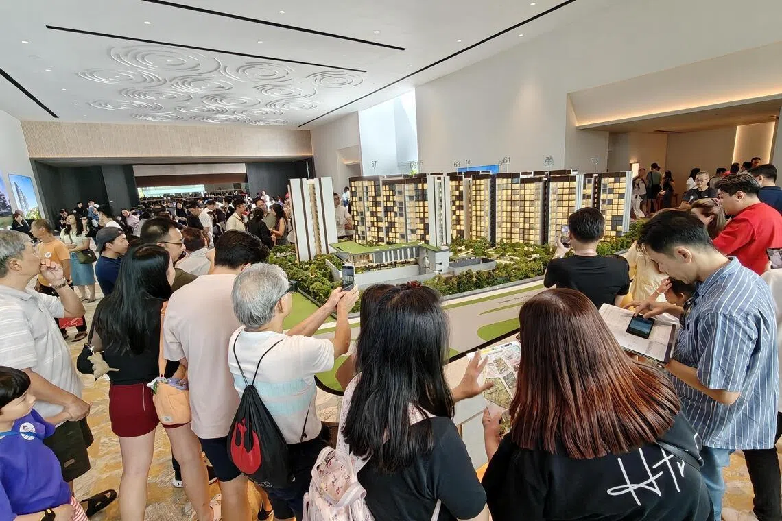 位于淡滨尼95街的执行共管公寓项目悦湖轩，推出预览首周末也吸引大批人潮。发展商森联集团告诉《联合早报》，超过8000人已预览了这项目。（森联集团提供）