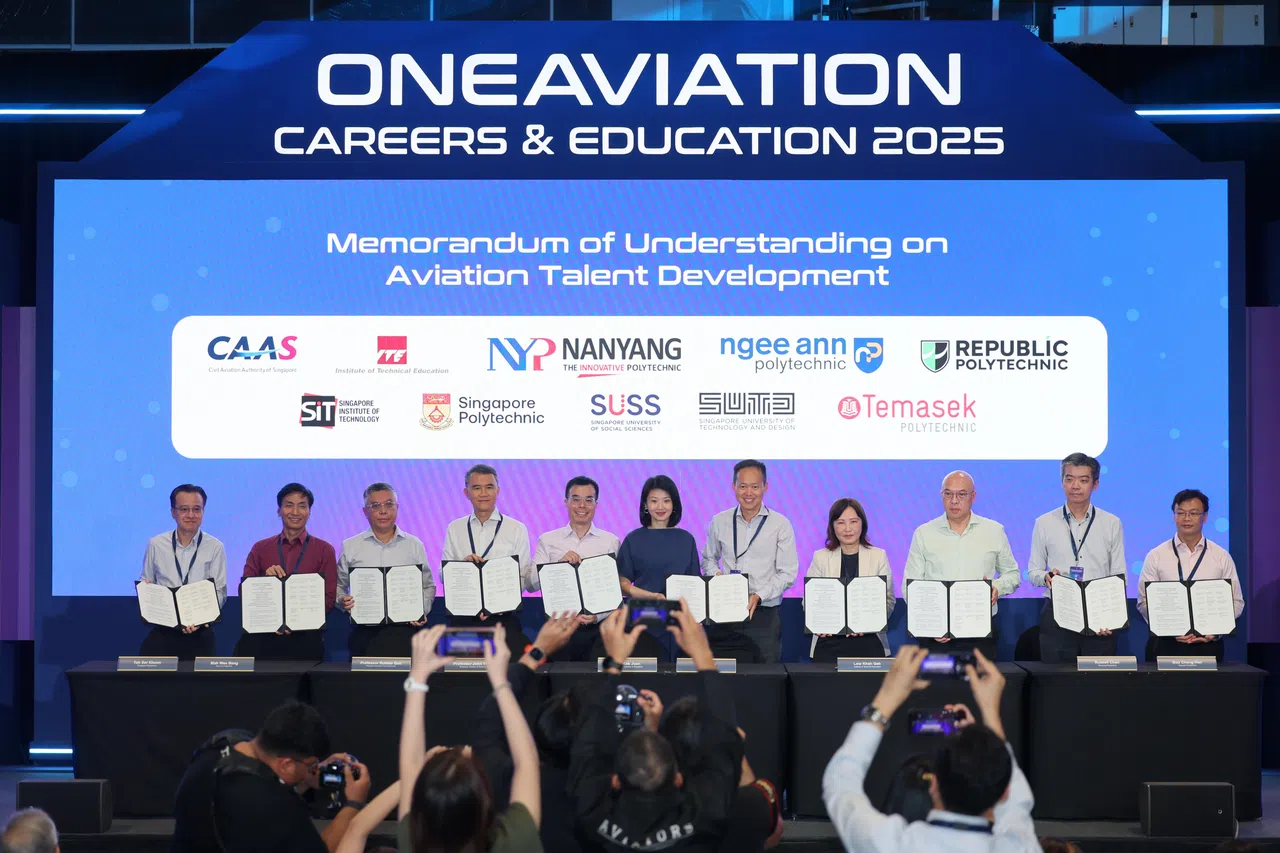 民航局也与九所高等教育学府签署合作备忘录，即五所理工学院、工艺教育学院和新加坡科技设计大学，以及新加坡社科大学。左六是交通部兼国家发展部高级政务部长孙雪玲。（张俊杰摄）