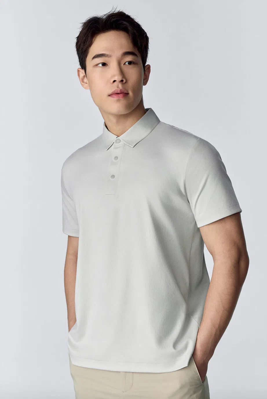 这款Polo衫，按钮若隐若现，简约大方。（品牌提供）