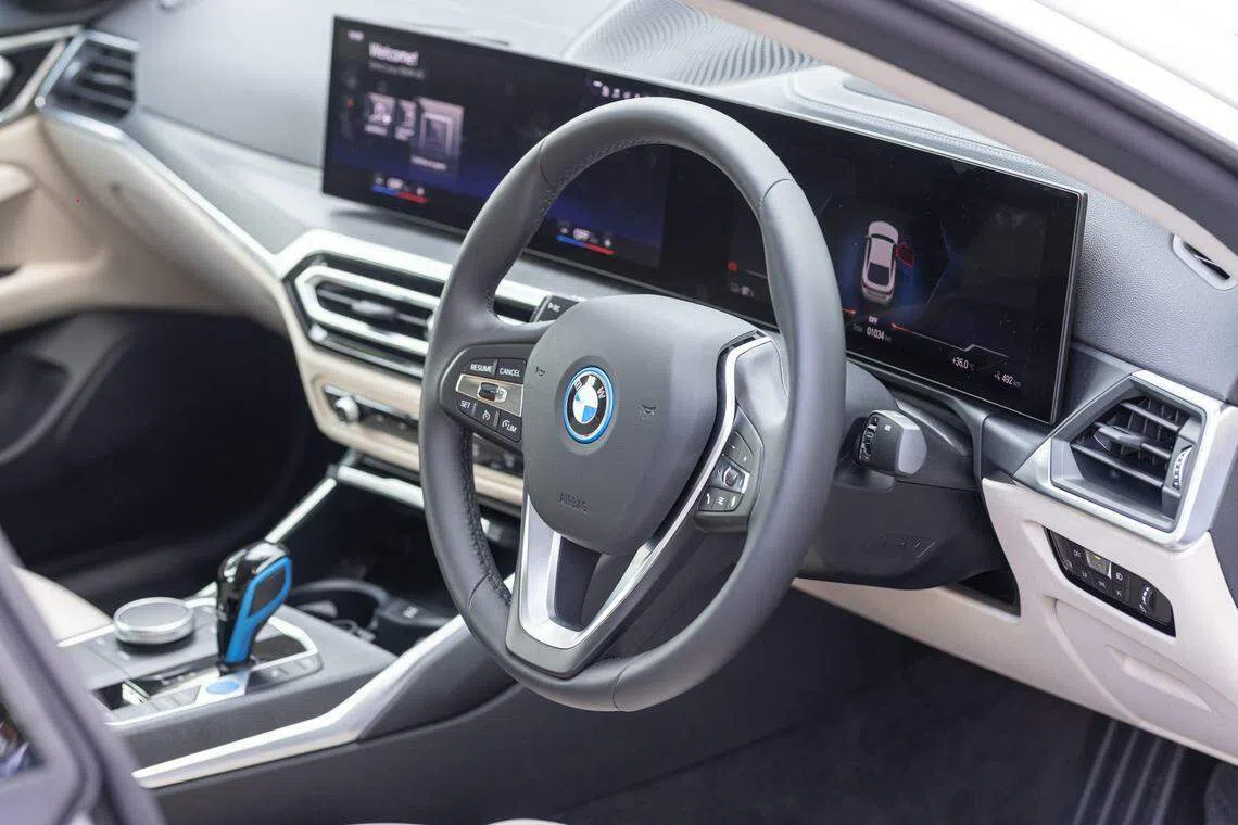 车内最吸睛的超大尺寸全数码宝马曲面显示屏，结合12.3英寸信息显示屏和14.9英寸控制显示屏。（车商提供）