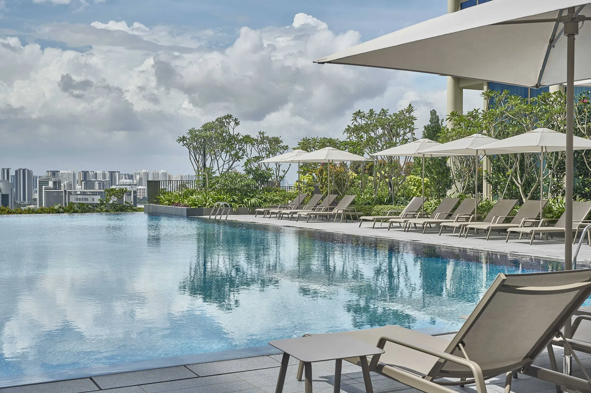 工作之余，住客可以在酒店25米长的无边泳池游泳放松，享受劳逸结合的生活方式。（图/新加坡馨乐庭科学院公寓酒店提供）