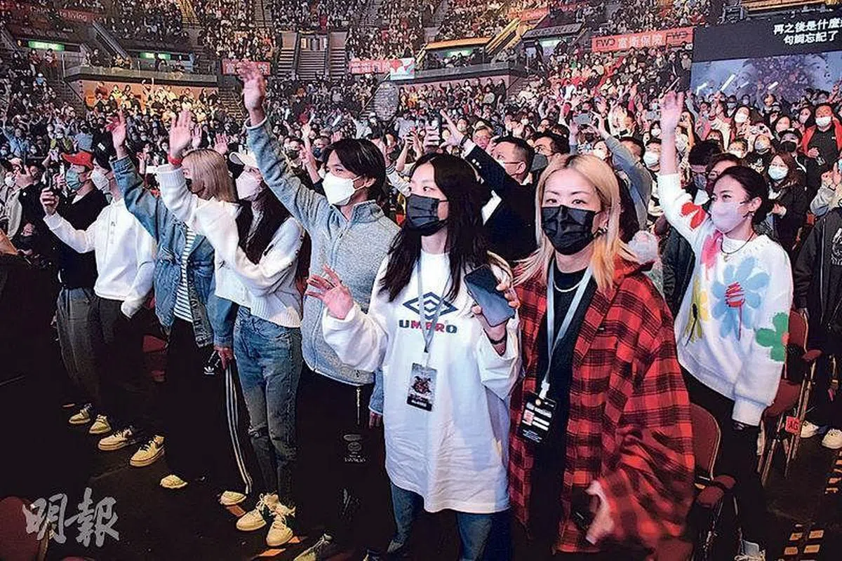 陈奕迅太太徐濠萦（前排右1至4）、女儿陈康提、冯德伦与太太舒淇都到场支持。（取自明报）