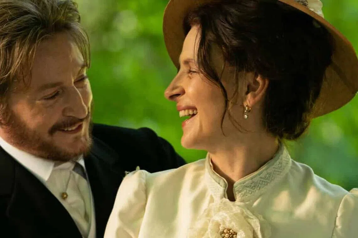 多丹（左）与尤金妮充满默契的互动、浪漫动人的求婚、伤感的离别，透过光影之美呈现。（互联网）