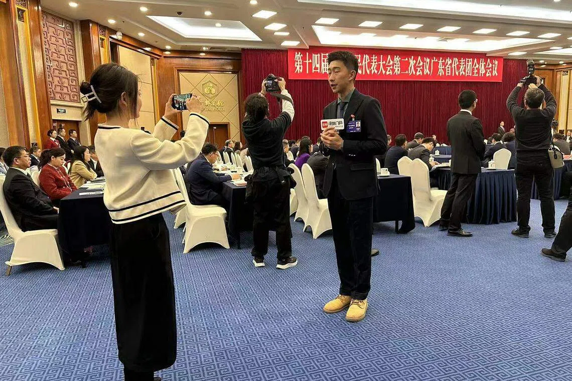 广东省委书记黄坤明在广东人大代表团开放团组会议时，临时邀请中外记者进入人大代表团区内近距离拍摄。（林煇智摄）