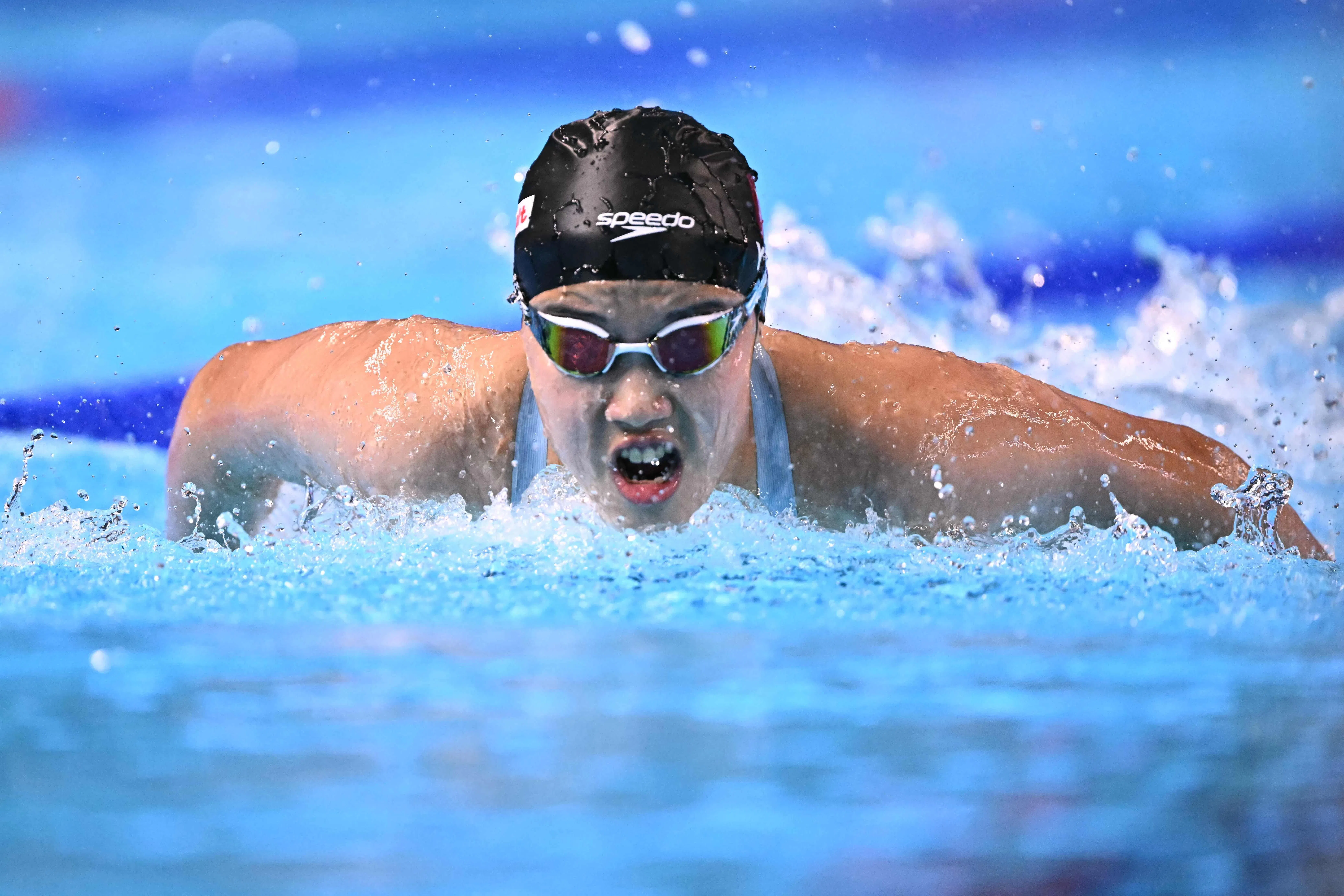 中国12岁天才少女于子迪在星期三游进女子200米蝶泳决赛后，星期四上午又协助中国队获得女子200米自由泳决赛资格。（法新社）