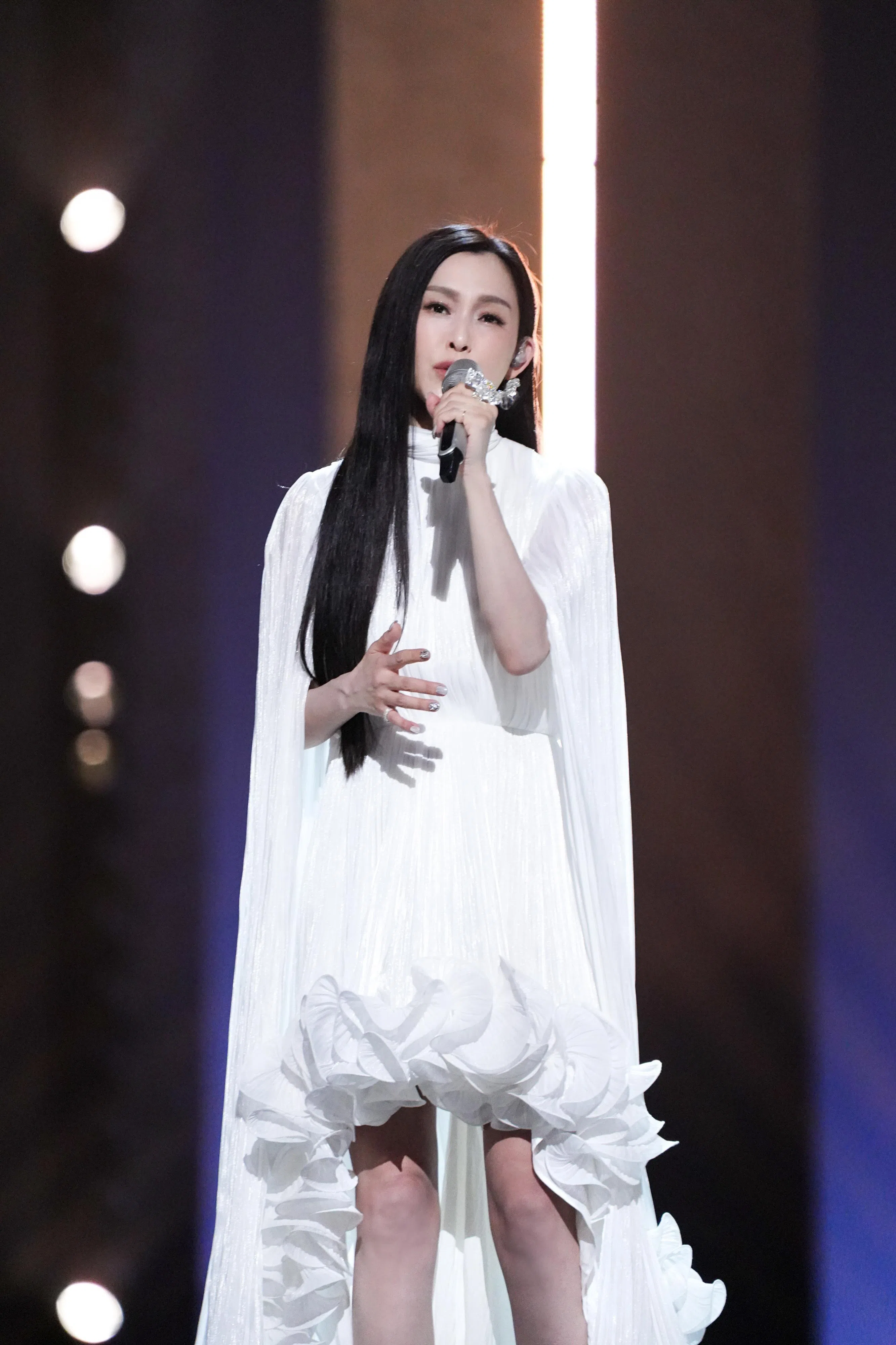 范玮琪在初舞台独唱《如果的事》让人联想到与她闹不和的张韶涵。（取自《乘风2026》微博）