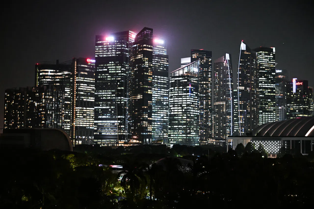 夜幕低垂，中央商业区的办公室仍灯火通明。（海峡时报）