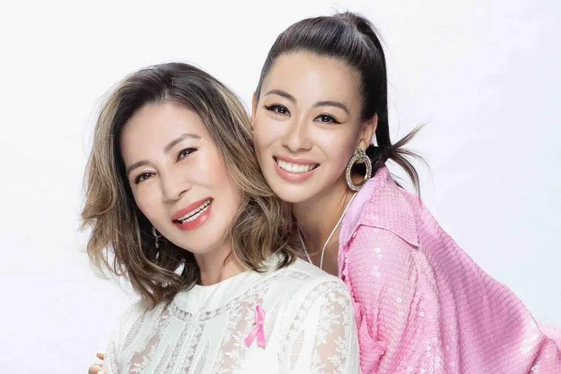 蔡诗芸（右）是独生女，从小跟妈妈蔡丽娜（左）感情要好。（取自艺人IG）