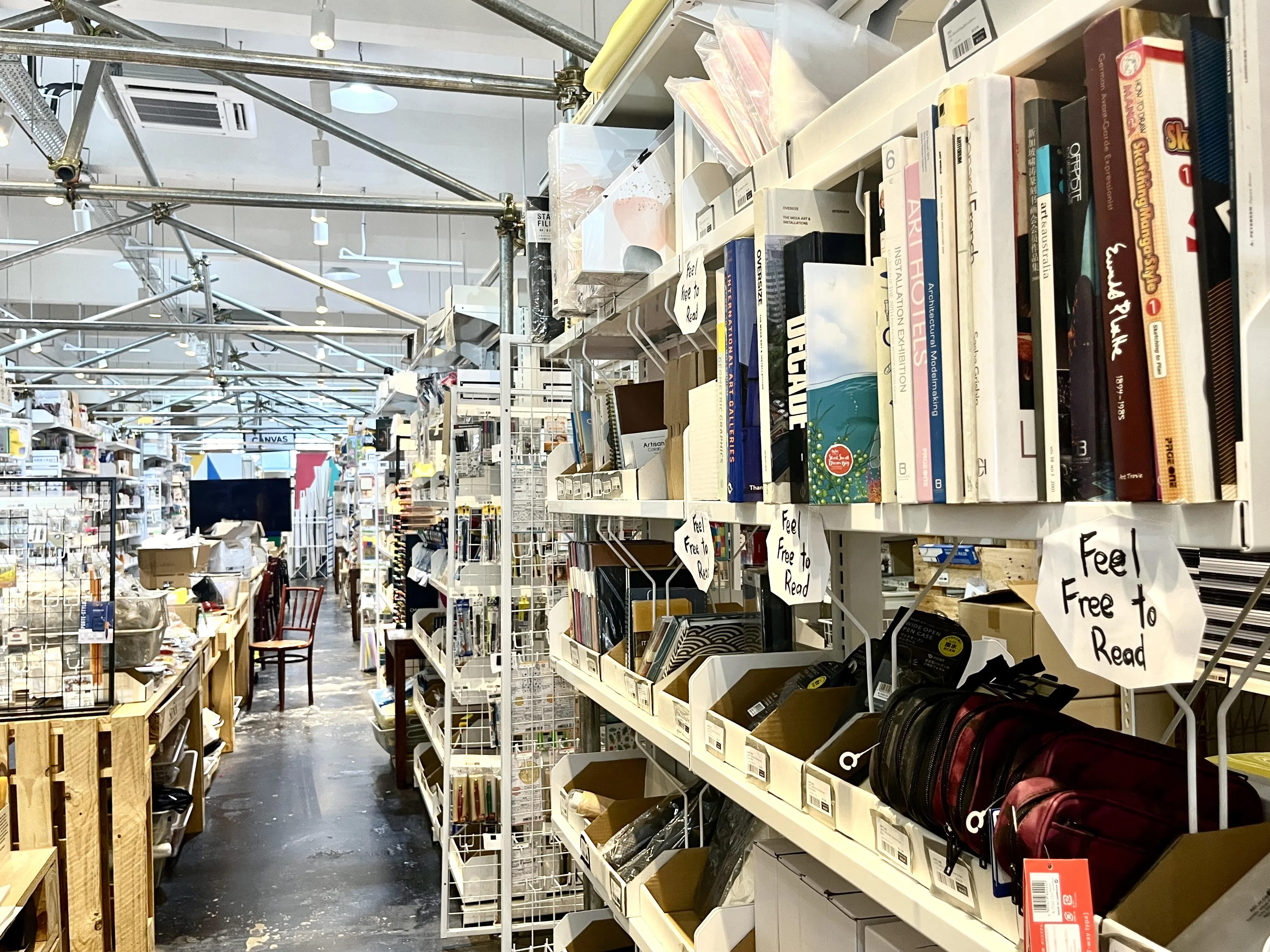 光明工业大厦一楼的美术用品专卖店Overjoyed，店内美术书籍可免费翻阅。（陈映蓁摄）