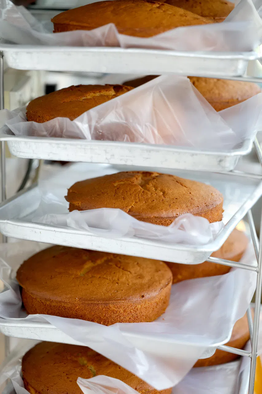 实龙岗花园面包西菓店的传统香蕉蛋糕每天早上新鲜出炉。（龙国雄摄）