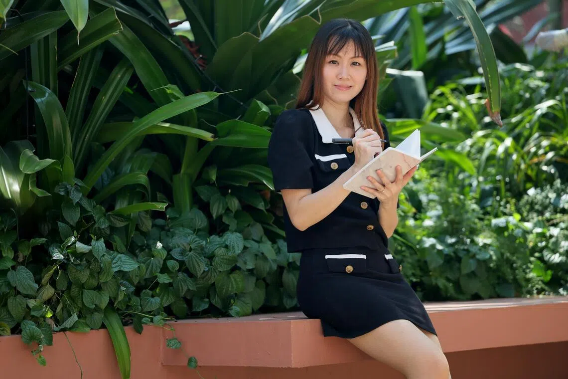 周美燕平日绘画风格成熟大胆，与童书风格并不相近。（龙国雄摄）