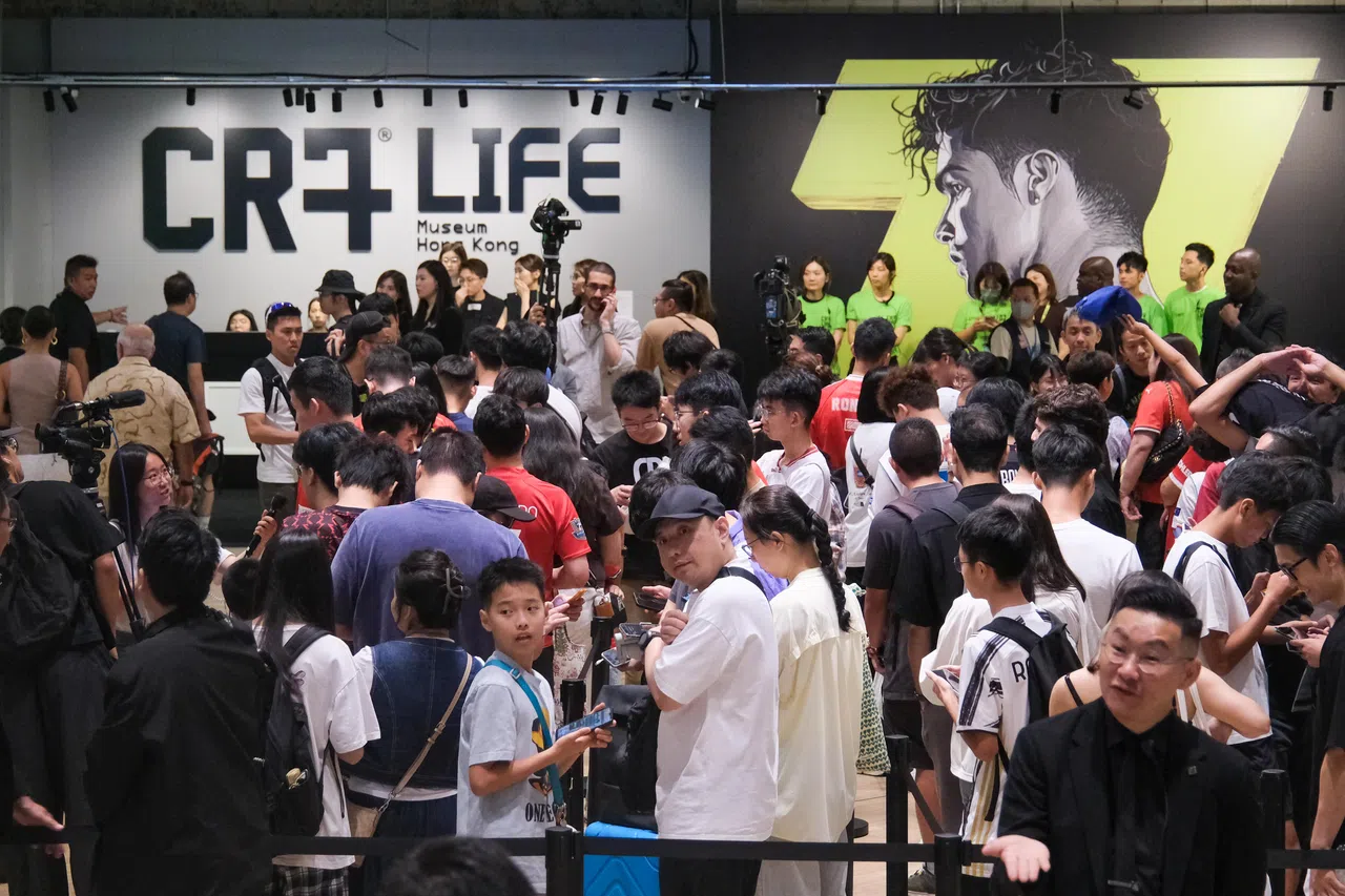 香港C罗博物馆吸引许多民众排队等待入场。（中新社）