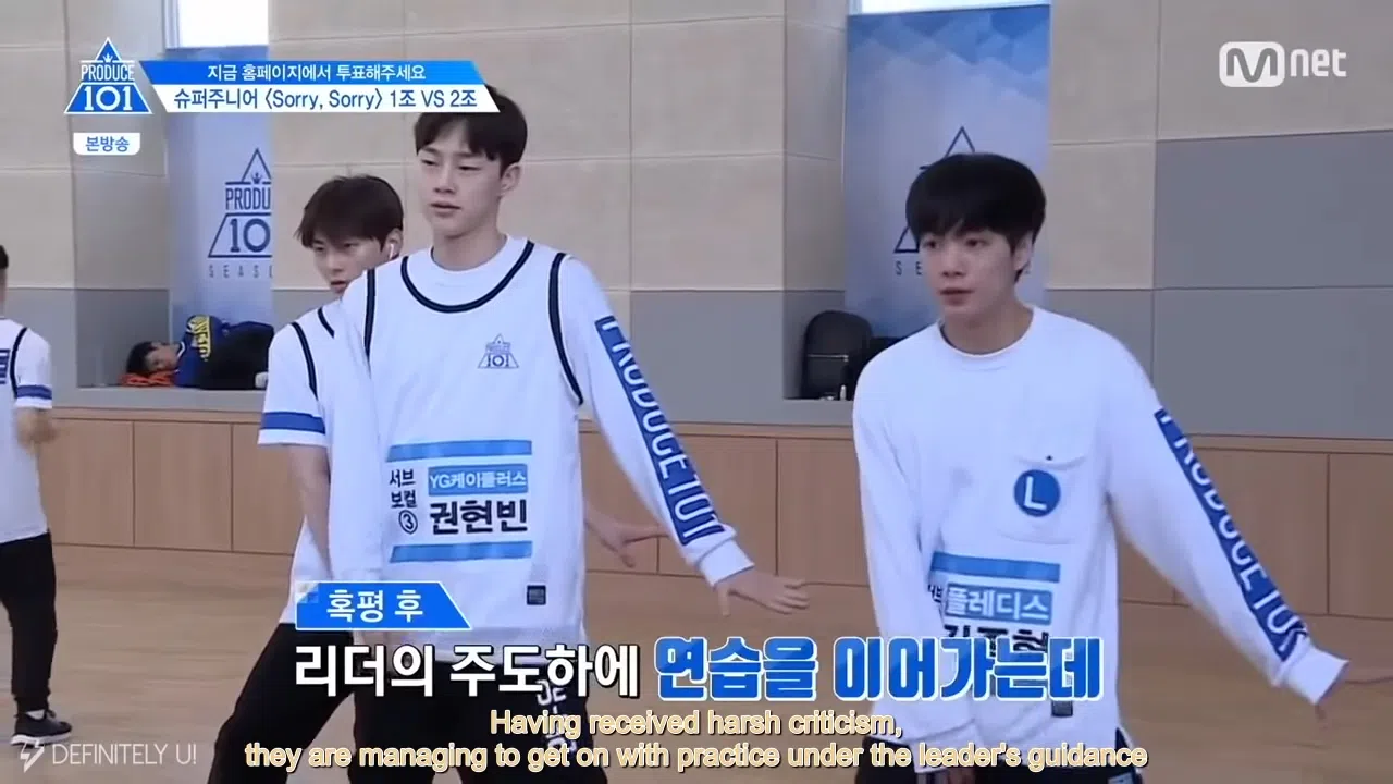 金钟炫（右）耐心指导经验不足的权玄彬，温柔稳重的性格受大众喜爱。（互联网）