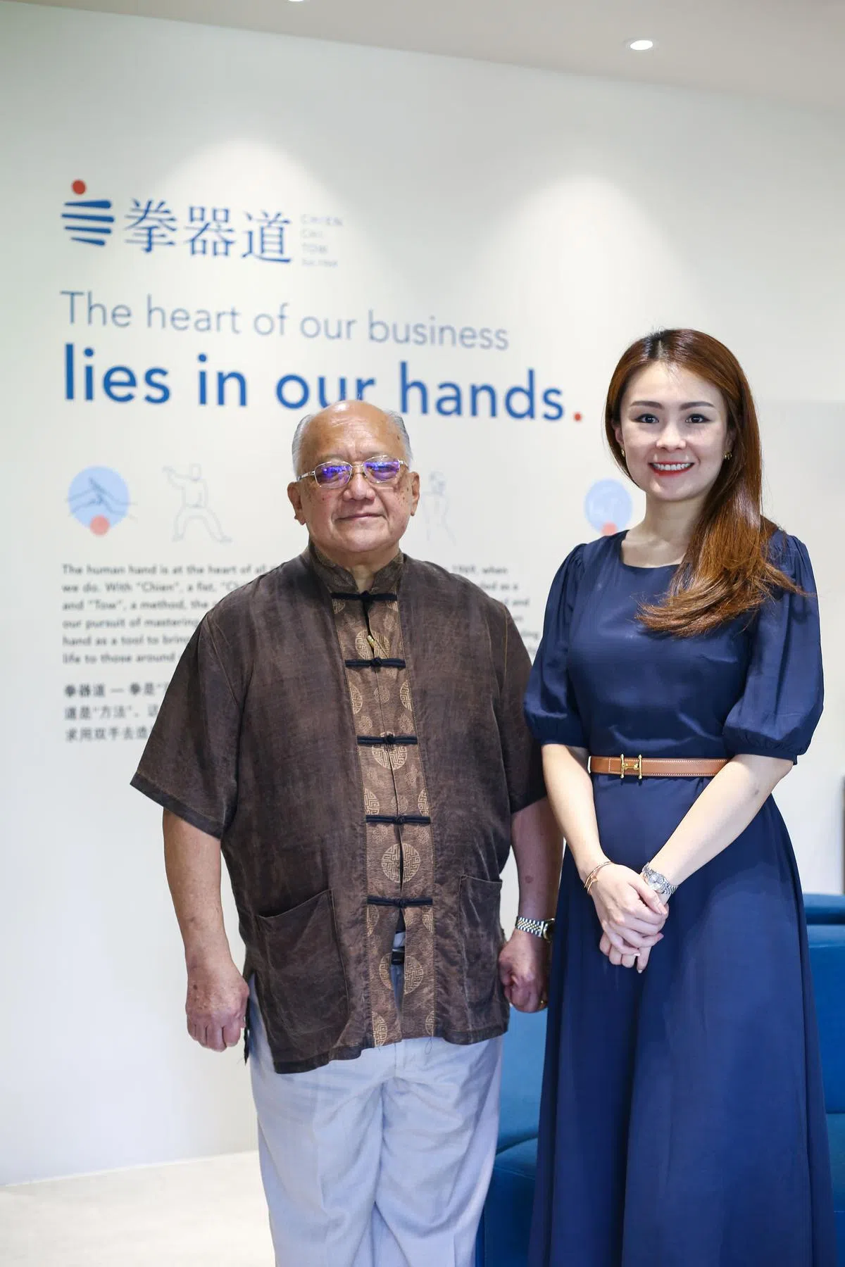 拳器道创办人林春发（左）给女儿林金燕（右）八个字的忠告：勿忘初心，牢记使命。（白艳琳摄）