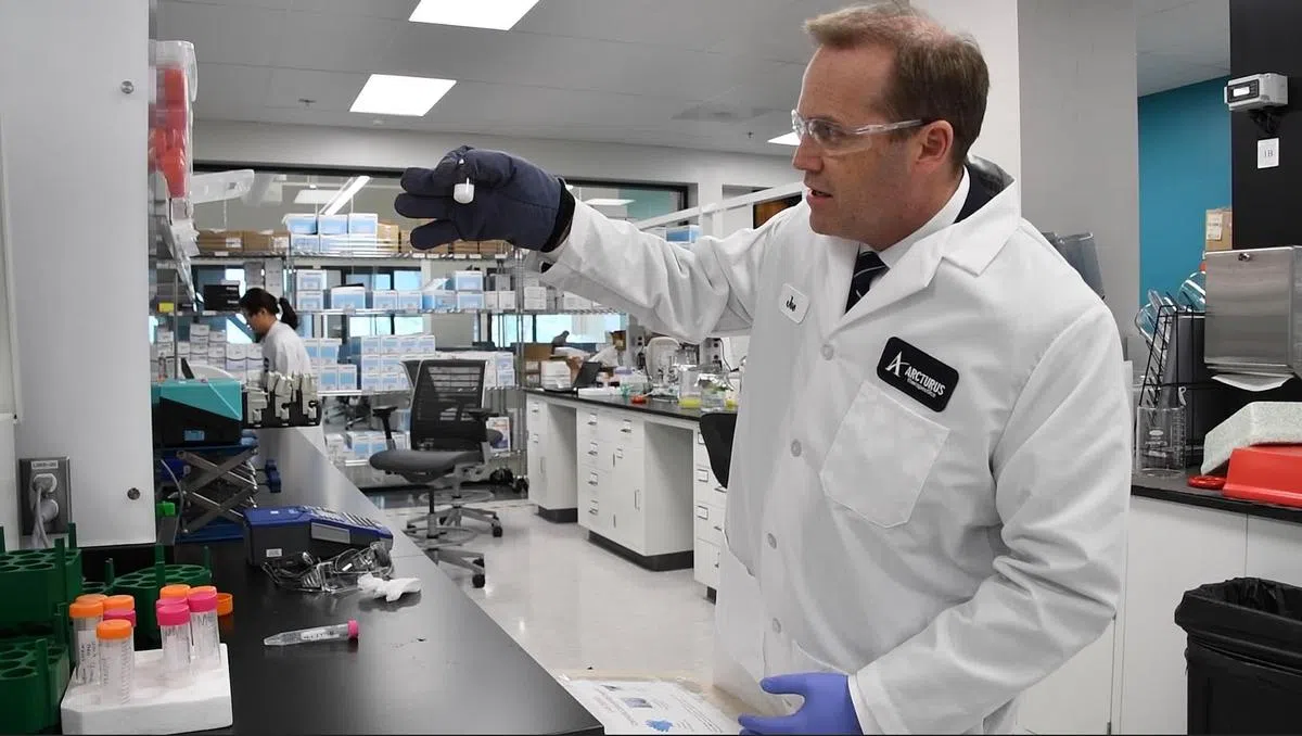 由Arcturus Therapeutics和杜克—新加坡国立大学医学院联合研发的ARCT-021疫苗，目前已经完成第二期临床试验。图为Arcturus总裁兼首席执行官佩恩。（Arcturus Therapeutics提供）