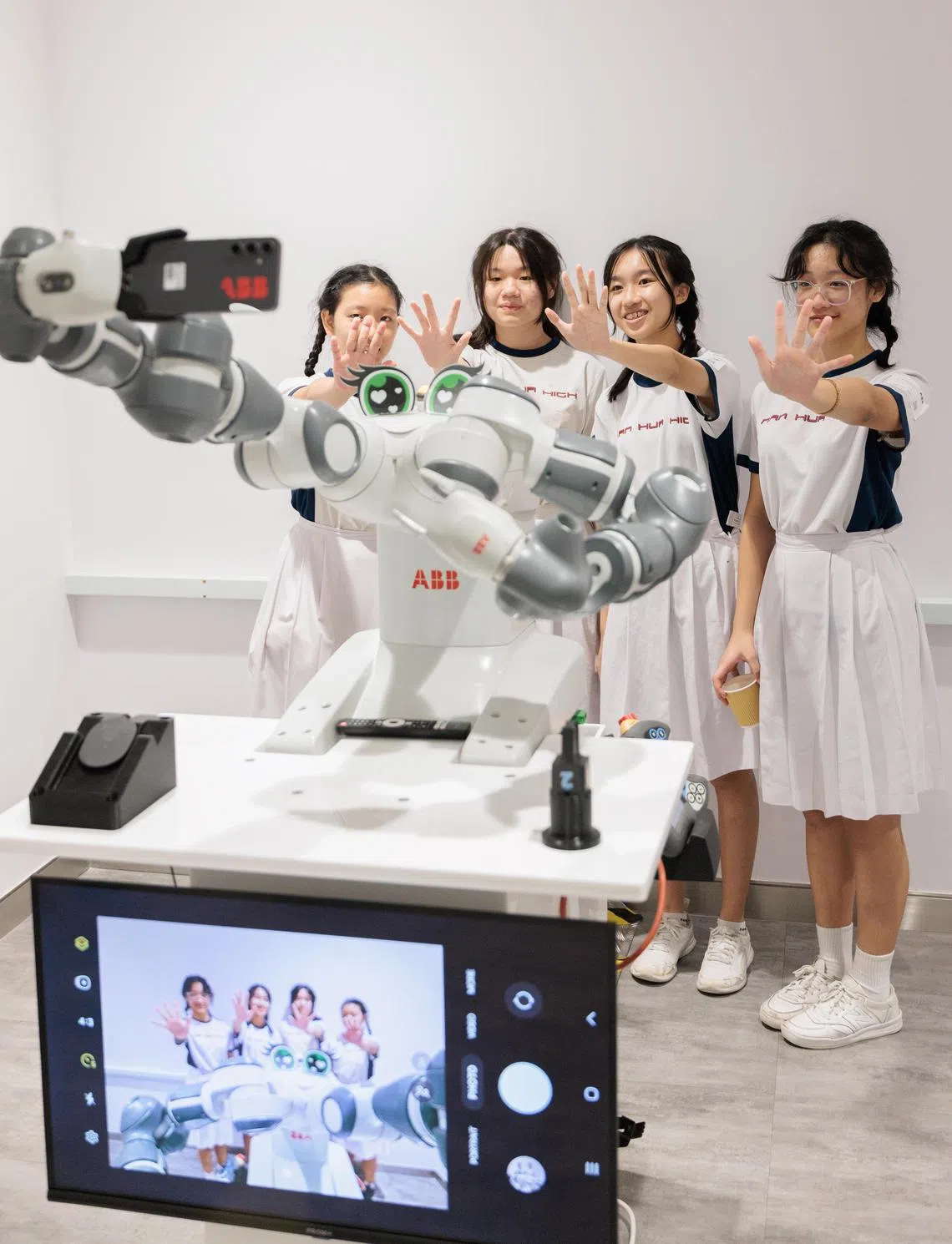 中四学生到跨国电子工程集团ABB的机器人研发部门参观。（南华中学提供）