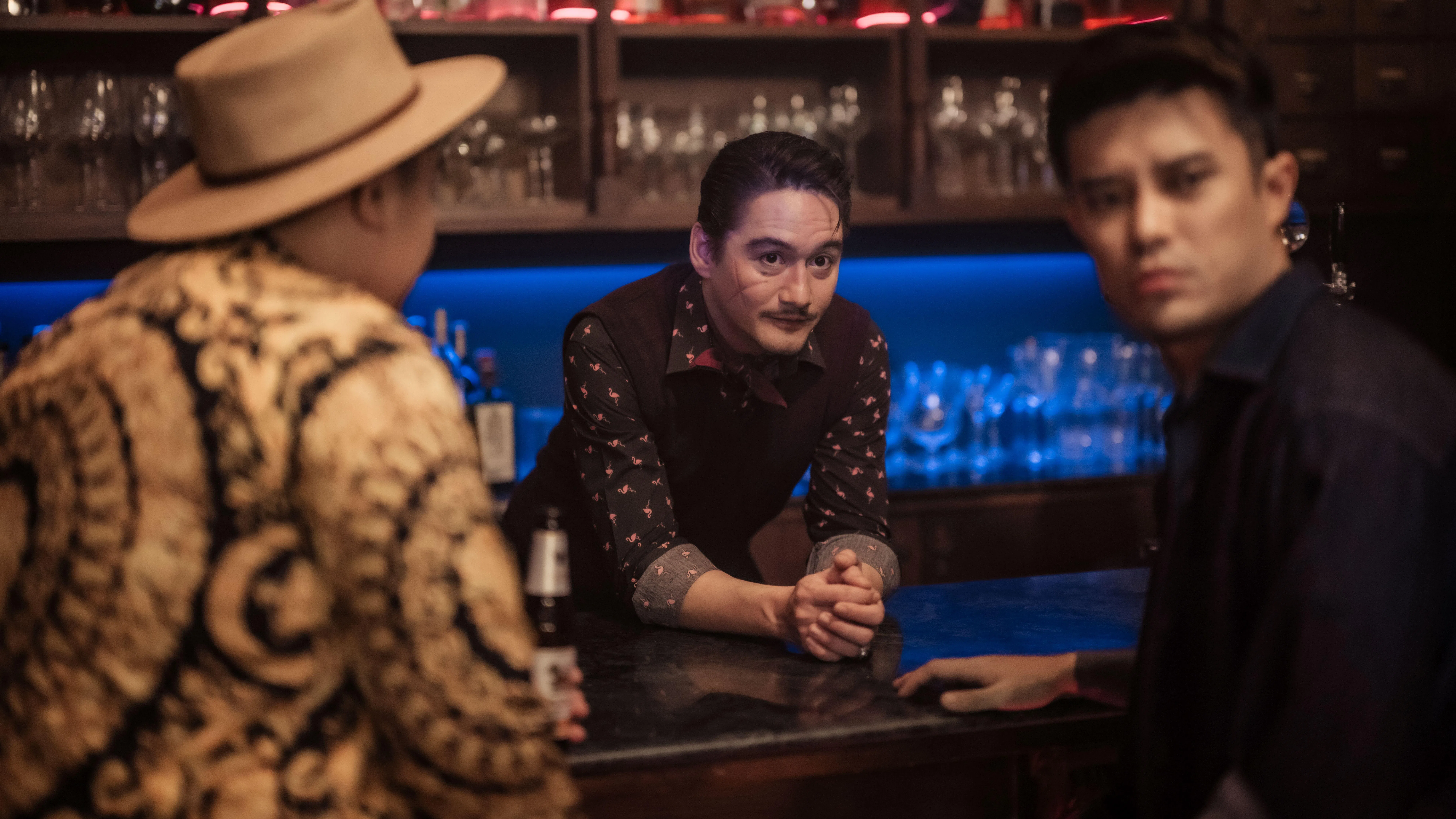 泰国巨星Ananda Everingham（中）饰演魔幻酒保，为电影增添星光。（嘉华院线提供）