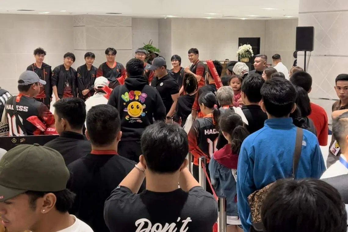 菲律宾当地粉丝排队与我国电竞战队Team Flash合影留念。（薛渤杨摄）