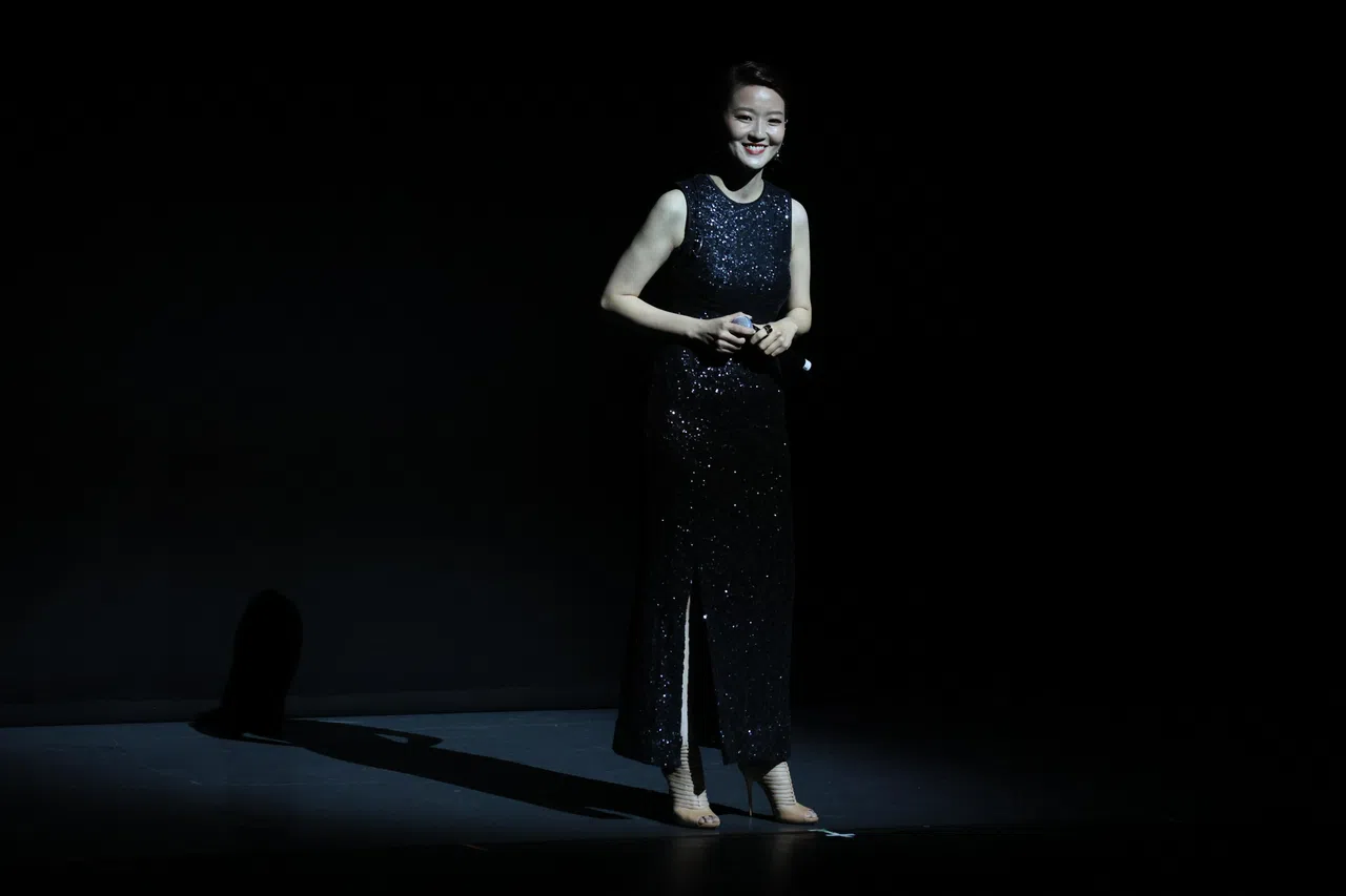 星期三晚《天鹅湖》演出前，本地歌手蔡淳佳特别现身演唱歌曲《自在苏州》。（龙国雄摄）