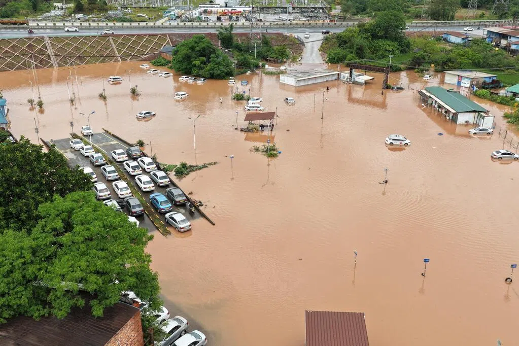 广西钦州10年最强降雨 近百辆私家车被淹