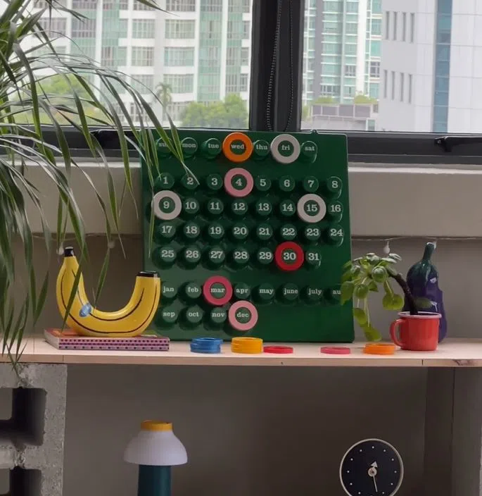 由Euroway重新发行的Ring-A-Date万年历，每日自己动手找点乐子，为时间画上句点。（取自品牌官网）