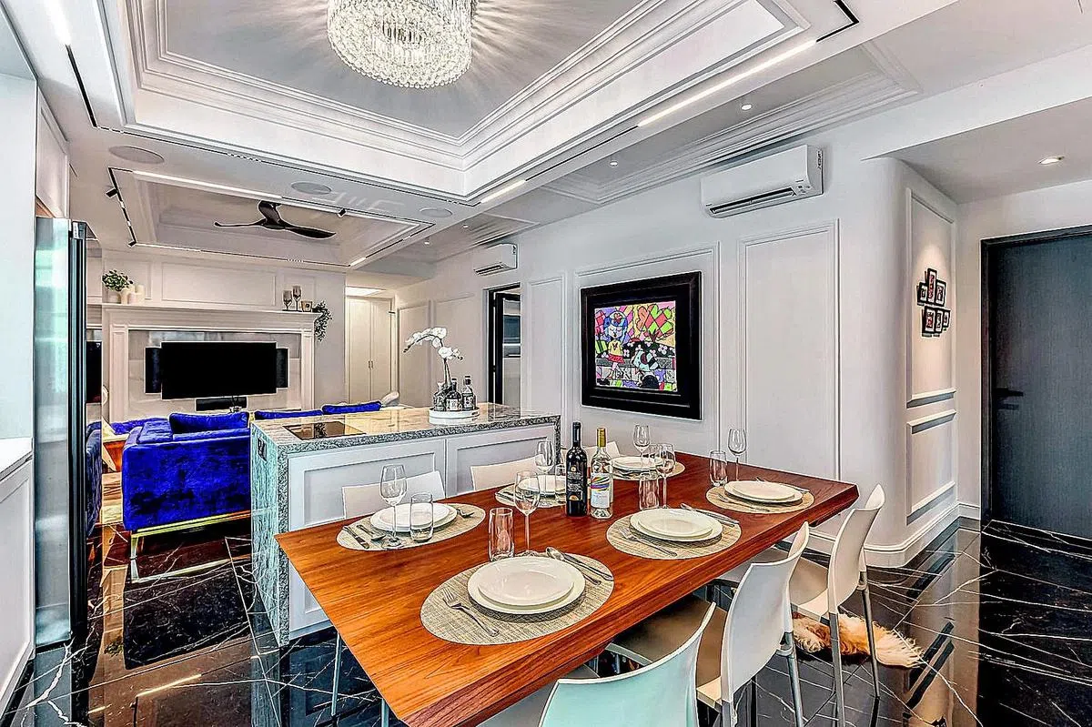 饭厅和客厅之间有一系列的颜色，摆设，物品和纹理，繁而不杂，乱中有序。（idfferent Design Pte Ltd提供图片）