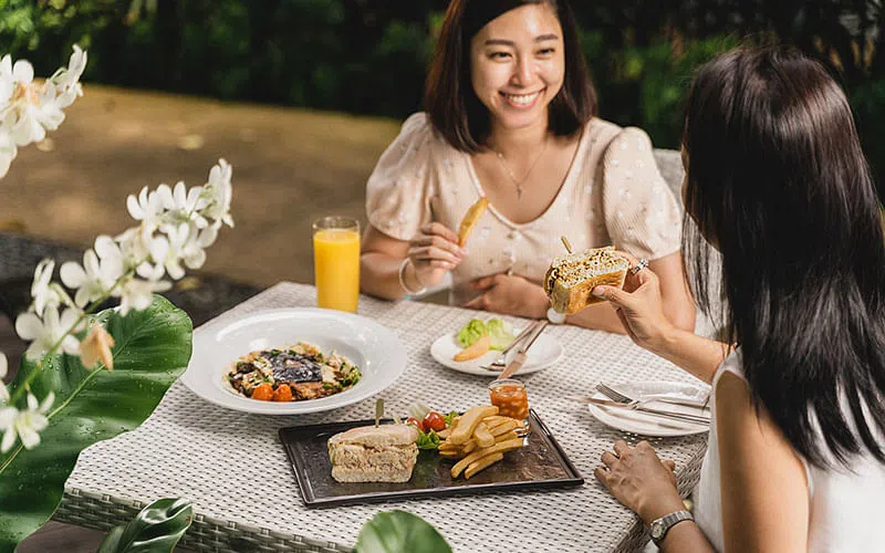 在酒店的花园餐厅一边享受美食，一边与闺蜜谈心，享受悠闲假日。（图/圣淘沙安曼纳圣殿度假酒店提供）