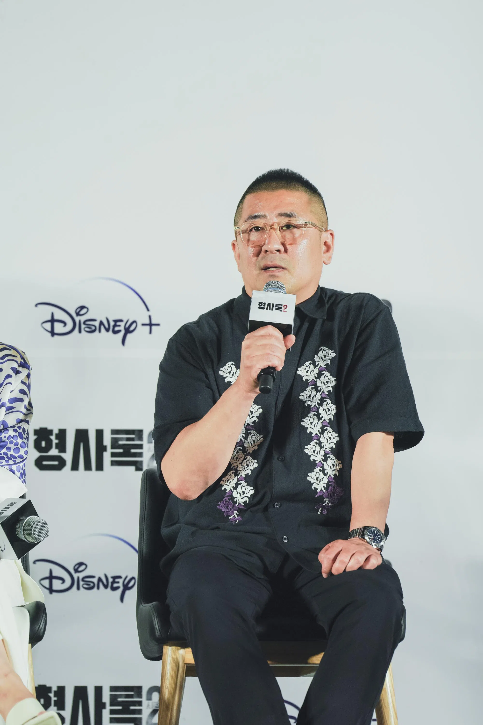 导演韩东和说这虽然是一部悬疑剧，其实要讲的是人的故事。（Disney+提供）