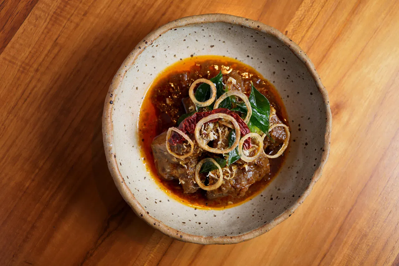 精选牛面颊肉烹制而成的beef cheek rendang，满溢马来香料的香味。（龙国雄摄）