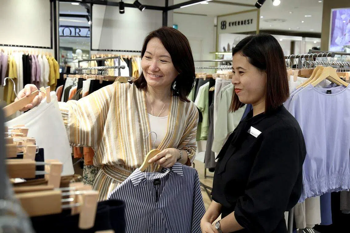 疫情恢复以来，本地服装品牌iORA计划在越南继续扩张线下零售店。（严宣融）