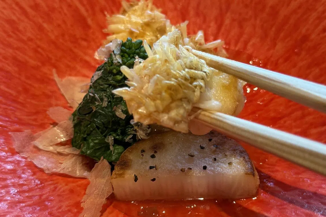 炙烤过的甘鲷内里柔嫩甘甜，配上梅子酱的酸香，风味轻盈而鲜明。（叶晓虹摄）