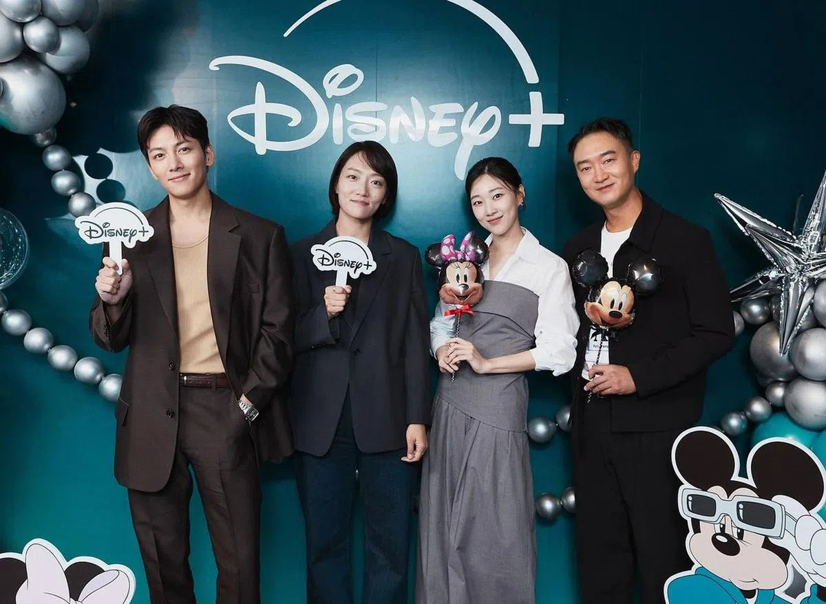 池昌旭（左起）、导演朴楼利、河允景和赵祐镇为《江南B-Side》造势。（取自Disney+ Korea IG）