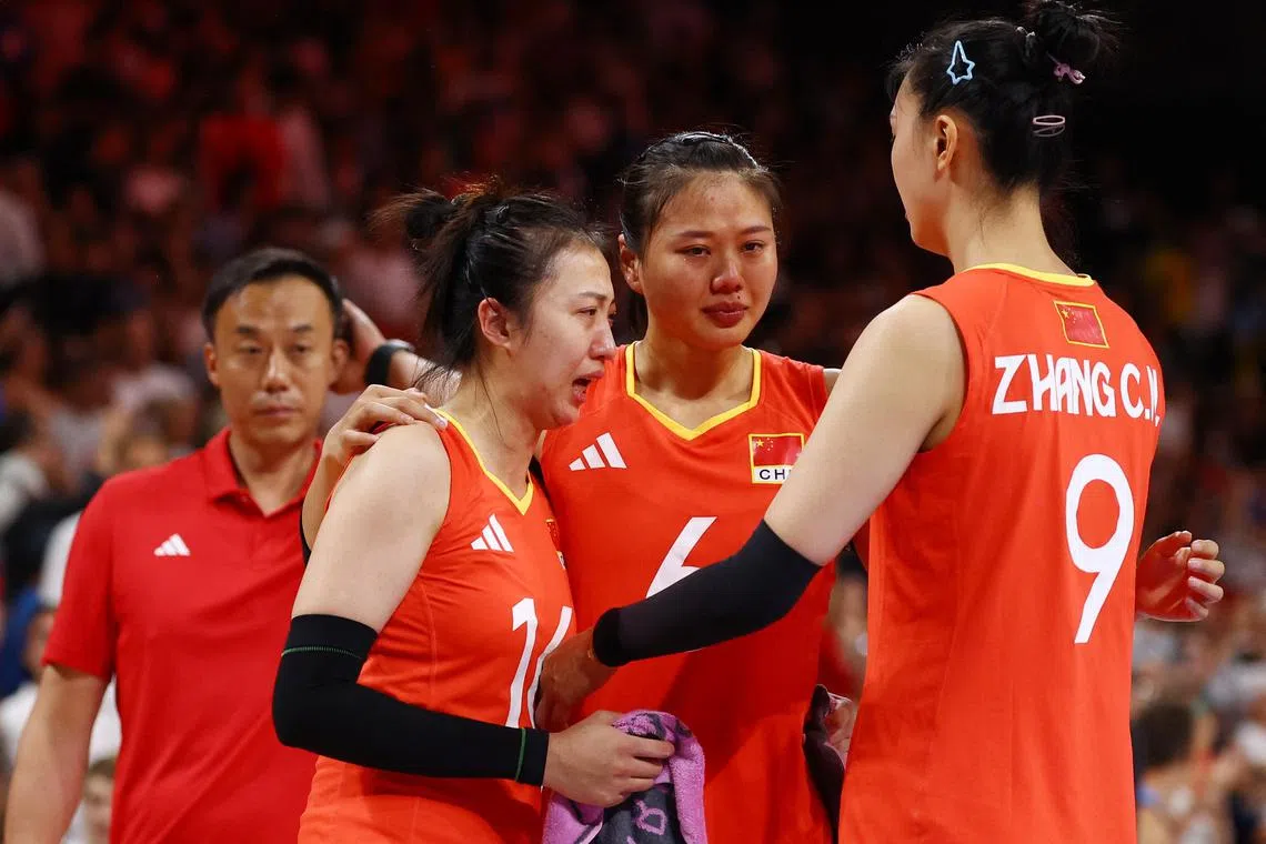 小组赛全胜出线却倒在八强，中国女排赛后哭成泪人。（路透社）