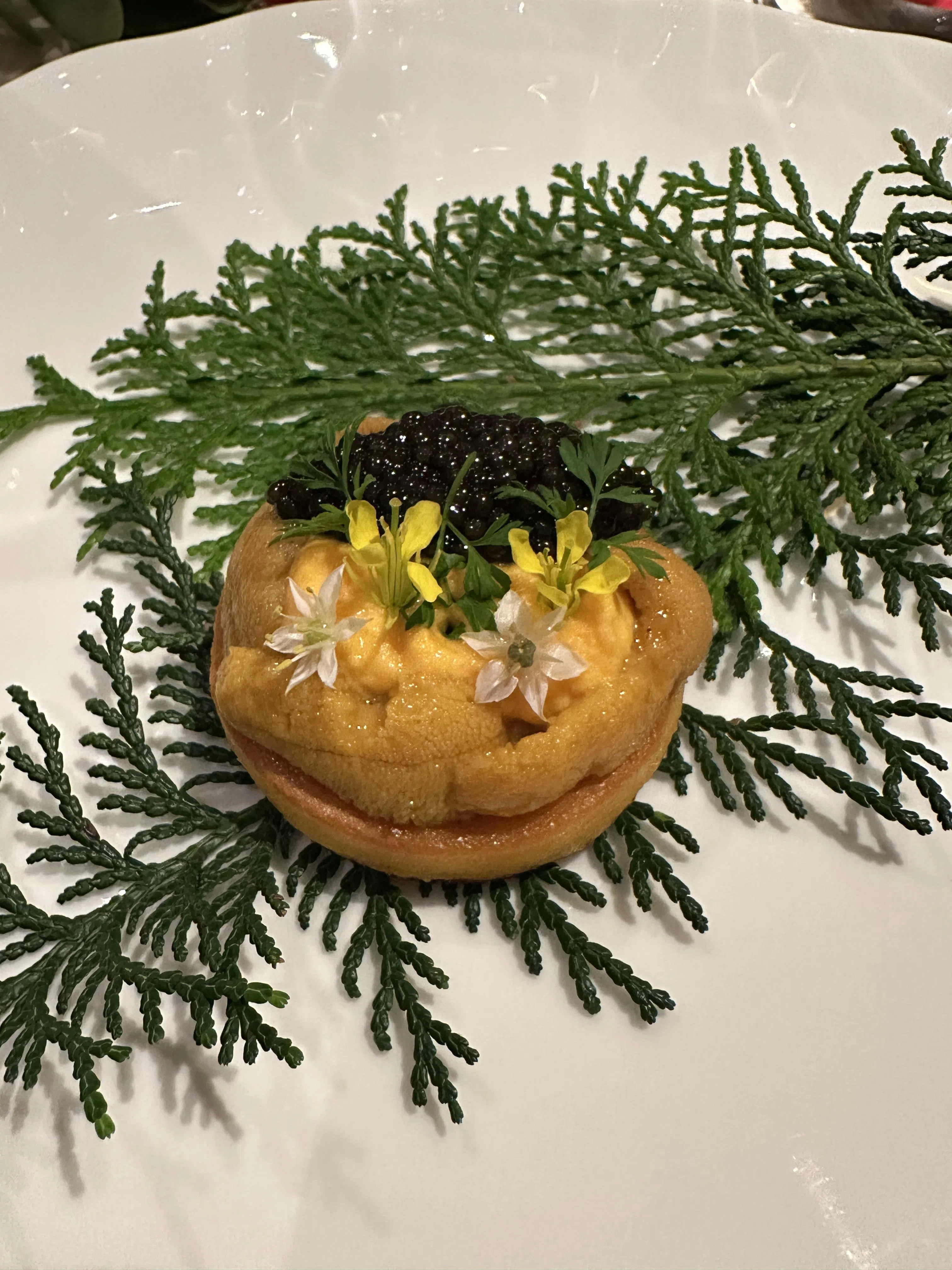 IYASAKA by Hashida的胡萝卜、海胆、鱼子酱吐司。（黄向京摄）