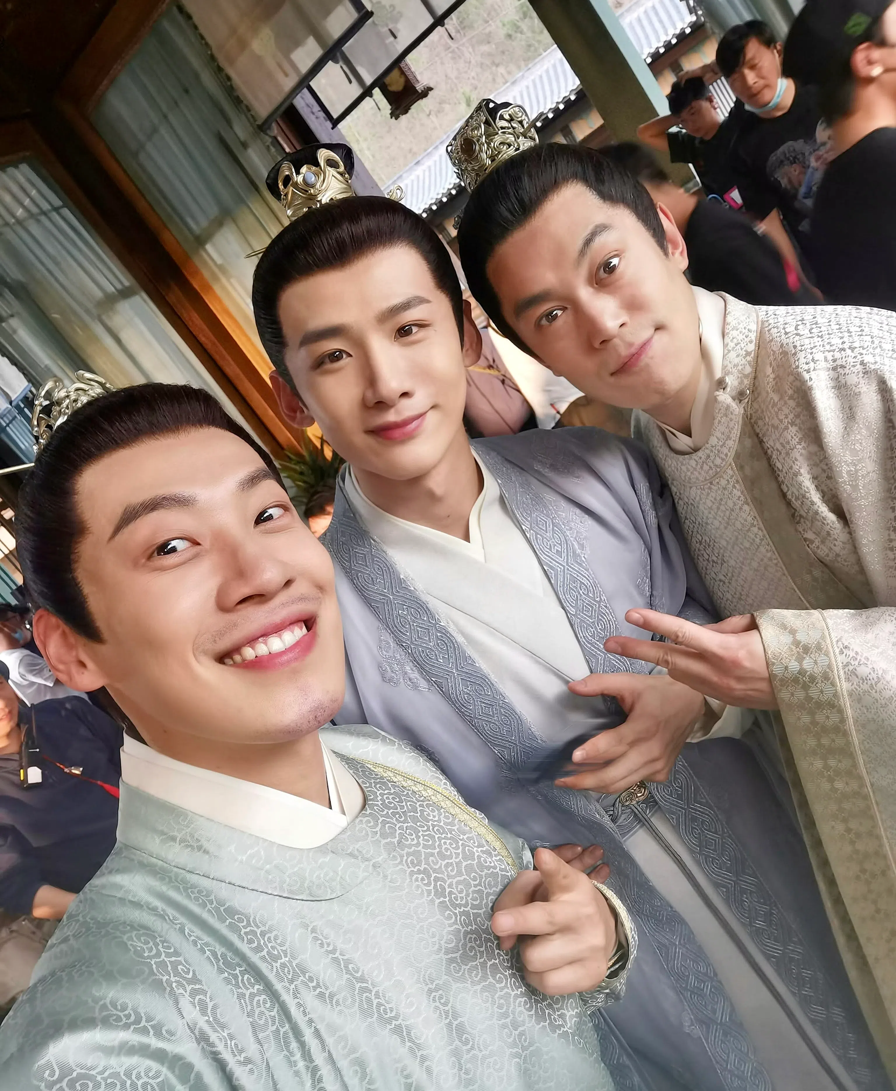 昌隆（左）在2022年古装剧《卿卿日常》饰演憨傻的五少主尹岐。图为他跟剧中演员白敬亭（中）和刘冠麟的合照。（取自艺人微博）