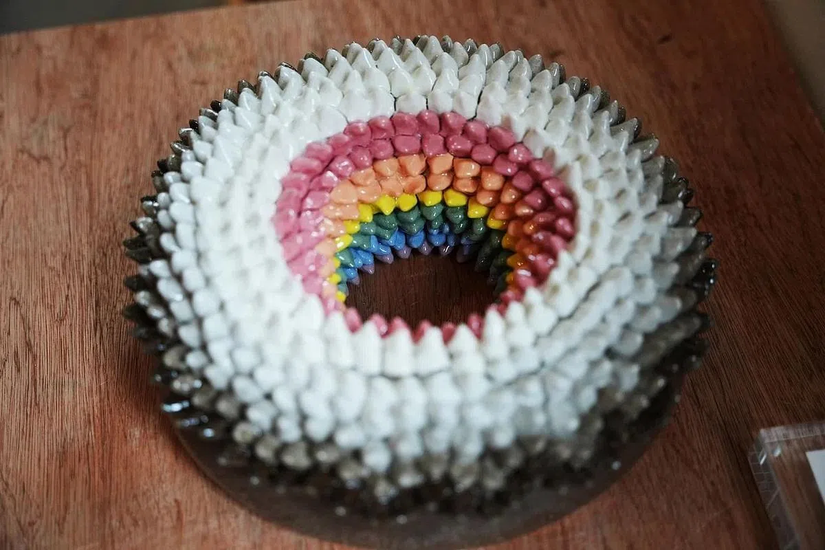 装置艺术家陈新颖的母亲常说她“屁股痒，坐不定”。这件陶瓷装置作品取名《屁股痒》是为献给母亲，也为了记录母亲去年中风，行动越来越不便。（谢智扬摄）