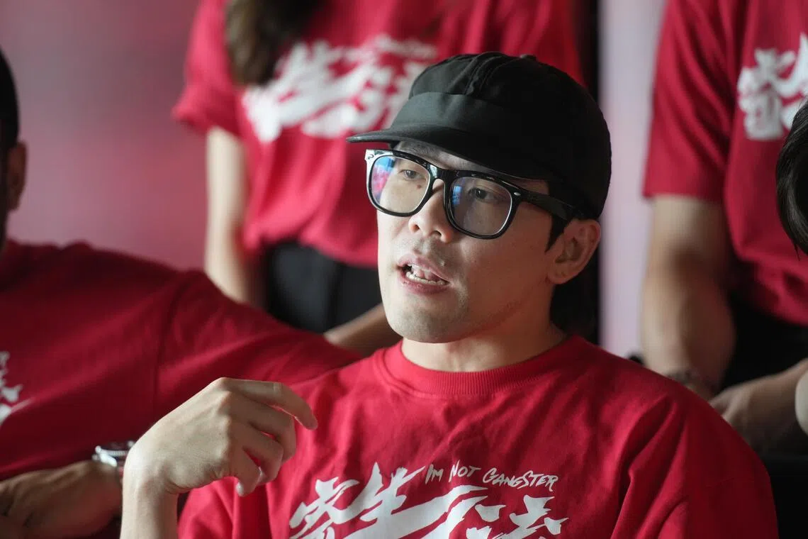 《寄生下流》的编导老章是冷面笑匠，在访问中频频抛出笑弹。（谢智扬摄）