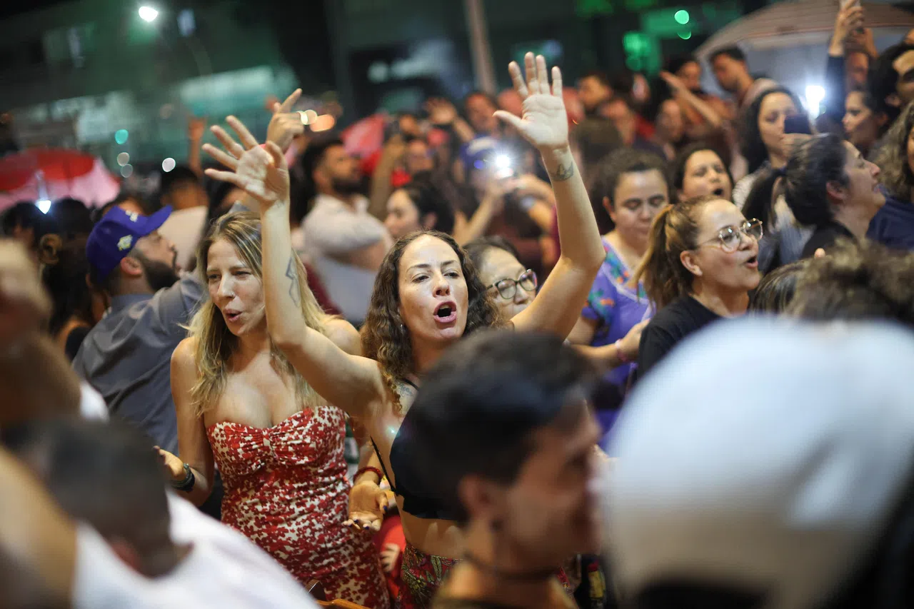 巴西联邦最高法院宣布，博索纳罗策划政变罪名成立后，一些巴西利亚民众在街头欢呼庆祝。（路透社）