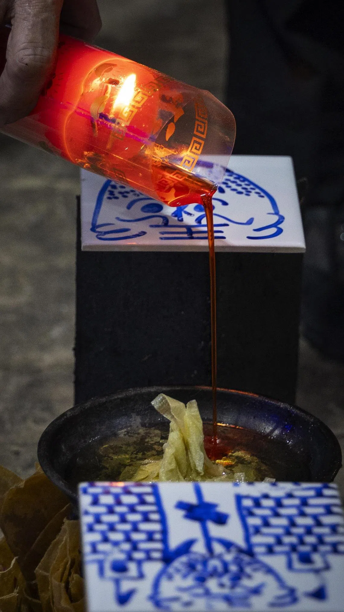 蜡烛除了指引在地狱受苦的亡灵，也具净化和超度的力量。（龙国雄摄）