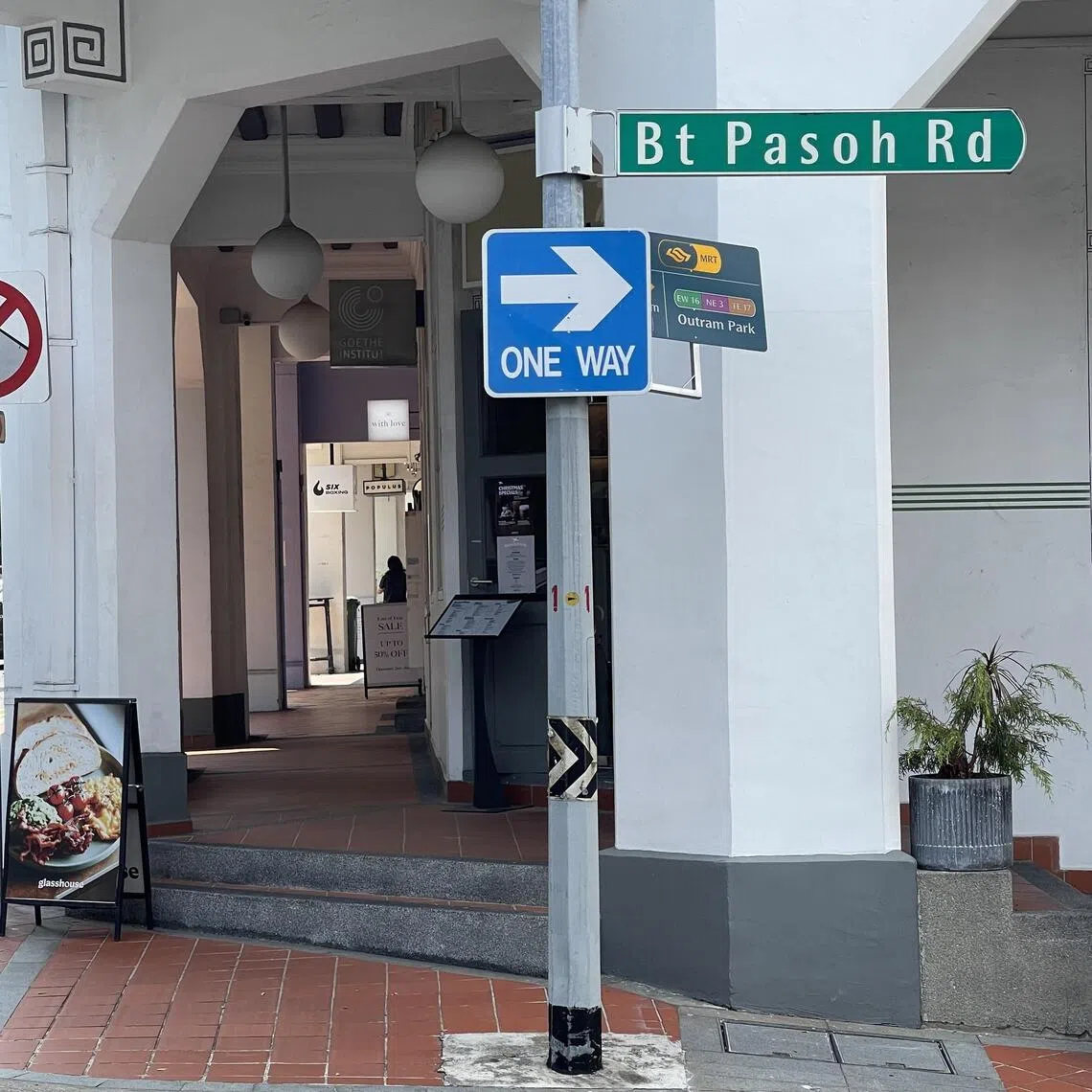 有“会馆街”之称的武吉巴梳路，个性面包咖啡馆和小餐馆林立。（黄靖晶摄）