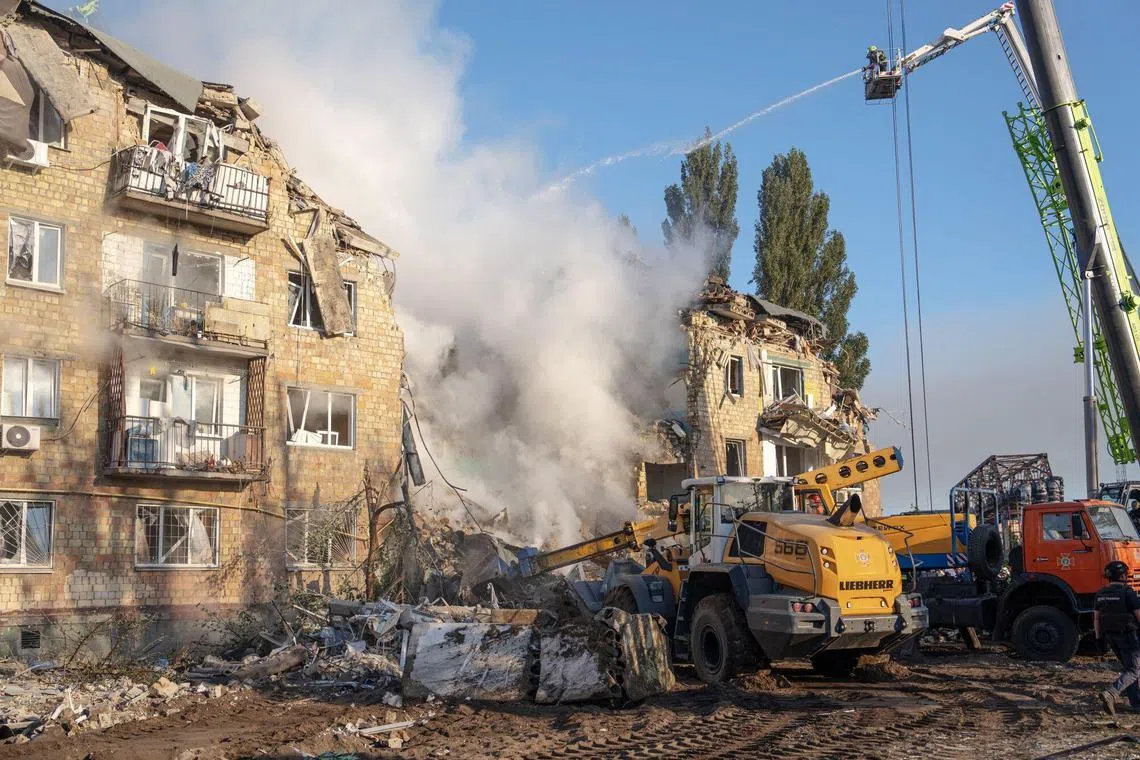 8月28日，俄军对乌克兰首都基辅的袭击导致至少19人死亡，多地的居民楼损毁，救援人员在一栋居民楼展开搜救工作。（彭博社）