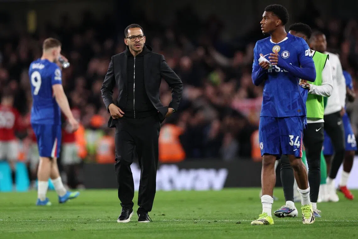 输给曼联后，切尔西已遭遇英超四连败，连续四轮一球未进，让主帅罗塞尼尔（黑衣）面临压力。（路透社）